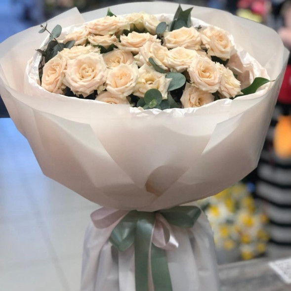 7 кремовых кустовых роз с эвкалиптом в Белогорске