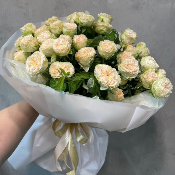 9 кустовых роз в упаковке в Белогорске