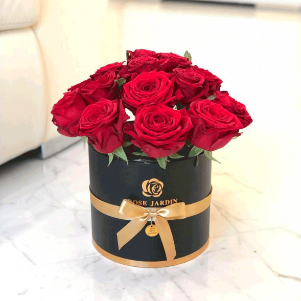 15 красных роз в шляпной коробке в Белогорске