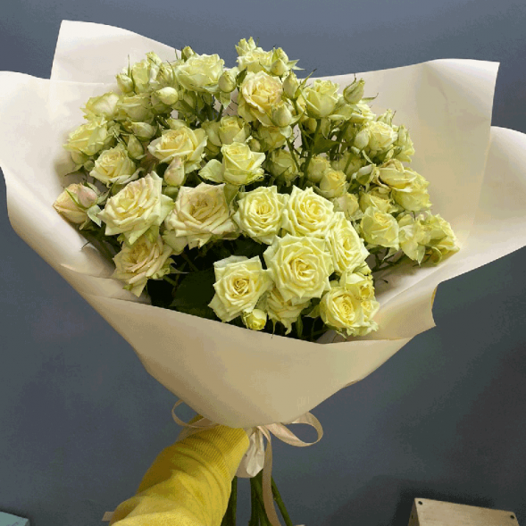7 кремовых кустовых роз в Белогорске