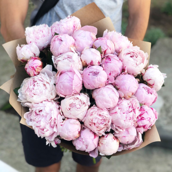 Букет 29 нежных пионов в крафте в Белогорске