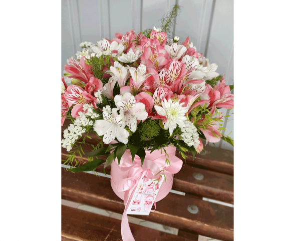 Нежный микс альстромерий в шляпной коробке в Белогорске