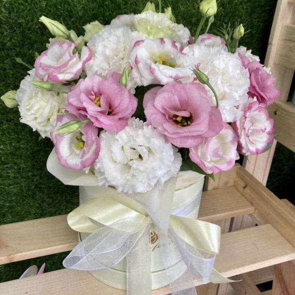 Коробочка с эустомами в Белогорске