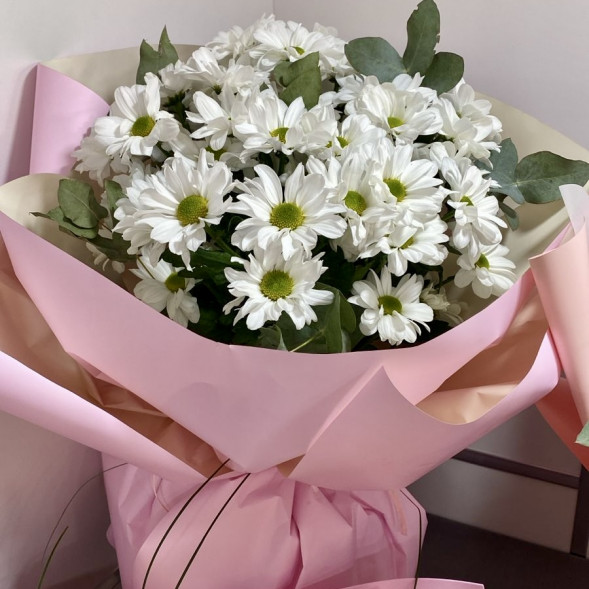 Букет  из 7 белых кустовых хризантем в упаковке в Белогорске