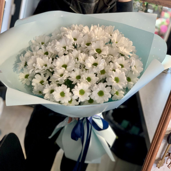 Букет 7 белых кустовых хризантем в Белогорске