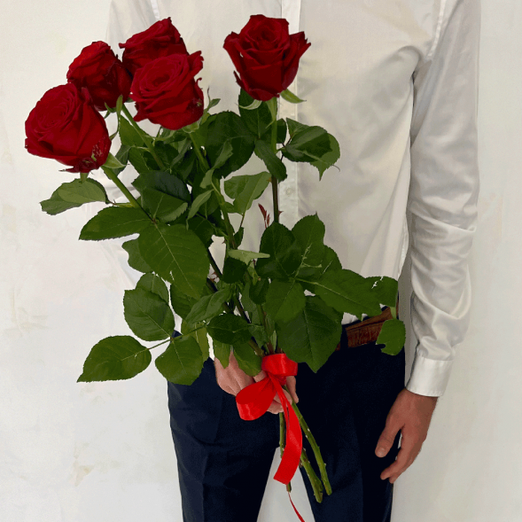 5 красных роз в Белогорске