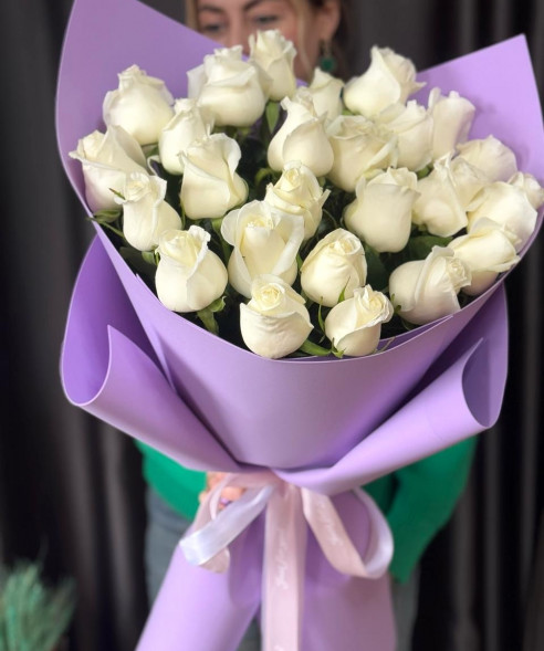 25 белых роз в упаковке Эквадор в Белогорске