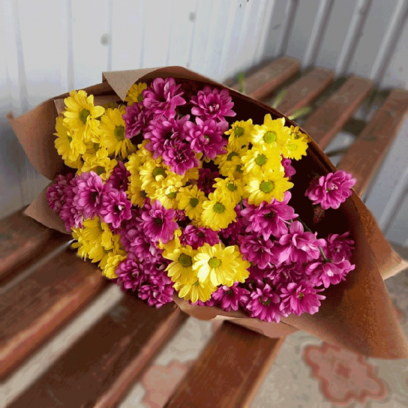 Букет 7 жёлтых и розовых хризантем микс в Белогорске