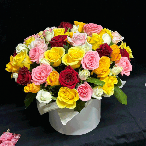 51 роза микс в шляпной коробке в Белогорске