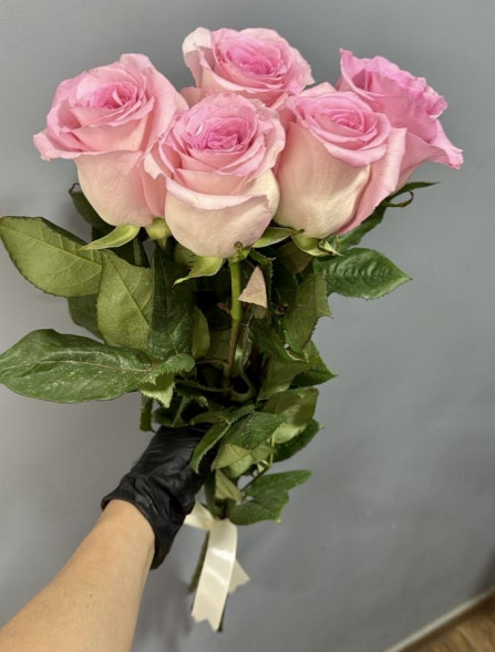 5 розовых роз, лента (Импортные) в Белогорске