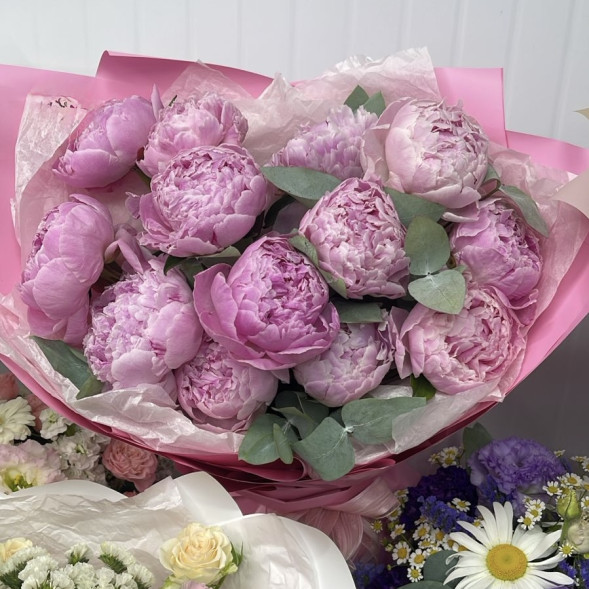 Букет 13 нежных пионов в упаковке в Белогорске