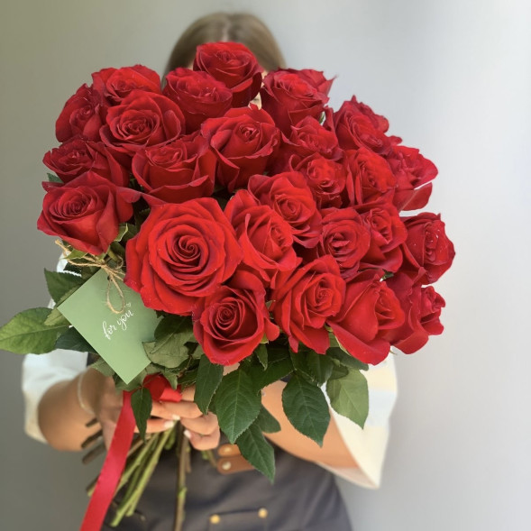 27 красных импортных роз, лента в Белогорске