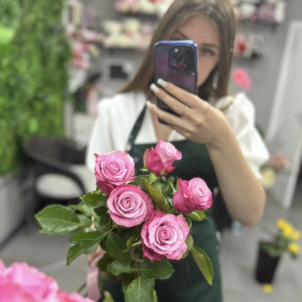 Букет 5 розовых роз в Белогорске