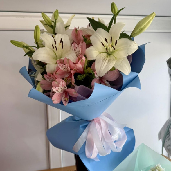 Букет из лилий и альстомерий в Белогорске