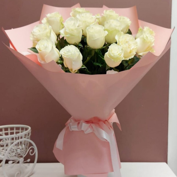 Букет 15 белых голландских роз в упаковке в Белогорске