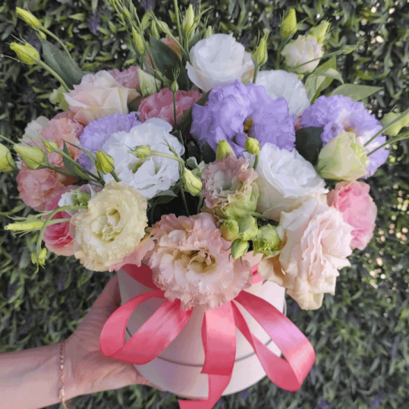 Нежный микс эустом в шляпной коробке в Белогорске