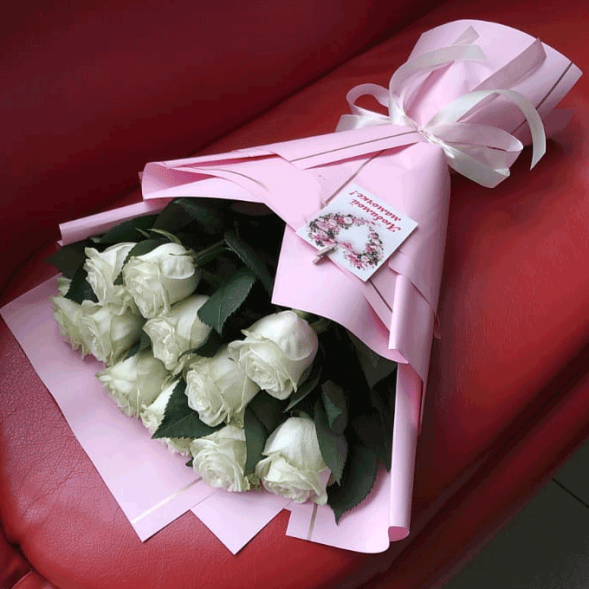 Букет 11 белых роз в упаковке в Белогорске